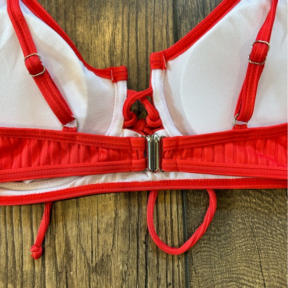 Red Bikini - Picture 4 of 4